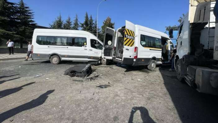 İşçi servisleri kafa kafaya çarpıştı! Onlarca yaralı var...
