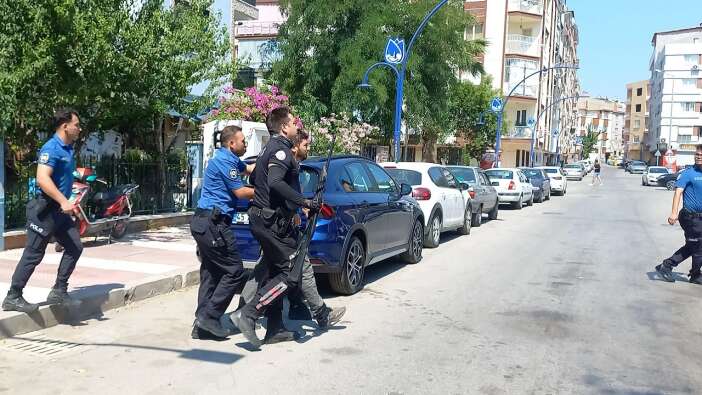 Manisa’da sokakta silahlı kavga! Balkondaki kadın yaralandı