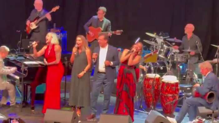 Pink Martini konserinde Ekrem İmamoğlu sürprizi: Sahnede şarkı söyledi