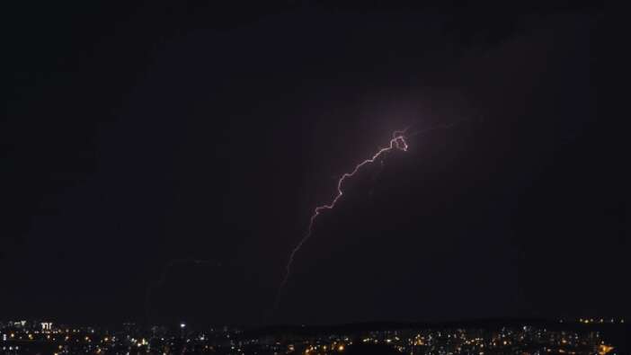 Ankara'da gece aydınlandı! Art arda çakan şimşekler şölen yarattı!