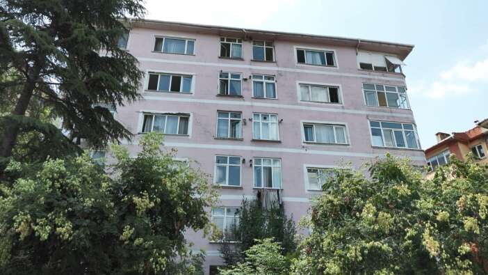 Bahçelievler'de yüzlerce kişinin oturduğu sitede binaların cephesinde çatlak, zemininde boşluk oluştu