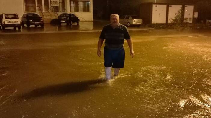 Kuvvetli yağış, sel ve su baskını! Sinop'ta cadde ve sokaklar göle döndü...