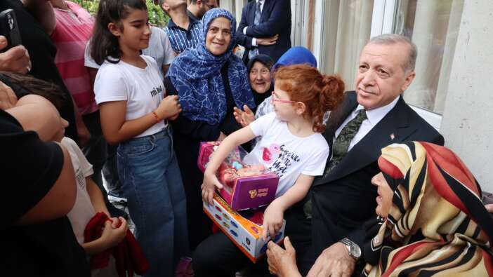 Cumhurbaşkanı Erdoğan, memleketi Rize'de komşularını ziyaret etti! Yaşlı kadının mutluluk gözyaşları dikkat çekti