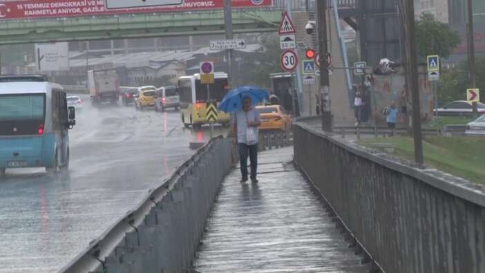 İstanbul'u sağanak vurdu! Aniden bastıran yağmur vatandaşlara zor anlar yaşattı