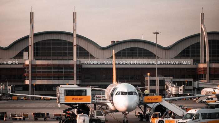 Sabiha Gökçen'de kuvvetli rüzgar sebebiyle uçaklar havada kaldı....