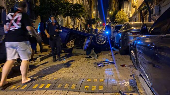 Beşiktaş’ta park halindeki araçlara çarpan otomobil takla attı