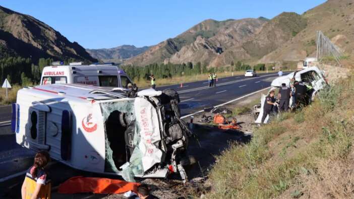 Erzurum'da feci kaza! Ambulans ile hafif ticari araç kafa kafaya çarpıştı... 4 ölü, 1 yaralı var