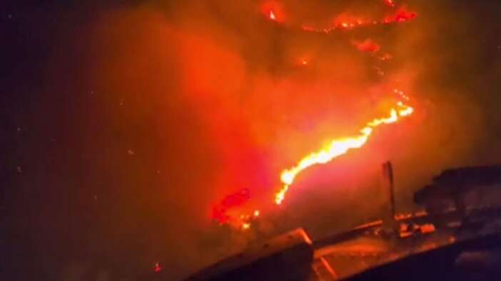 İzmir Urla'da yangın! Gece görüşlü helikopterler eşlik ediyor