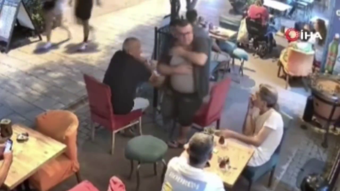 İzmir'de kafede oturan vatandaşa yorgun mermi isabet etti!