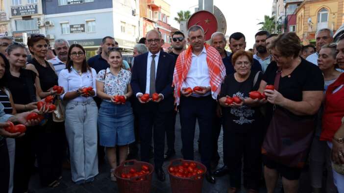 CHP'li başkan domates eylemine katılmayan çiftçiye sitem etti