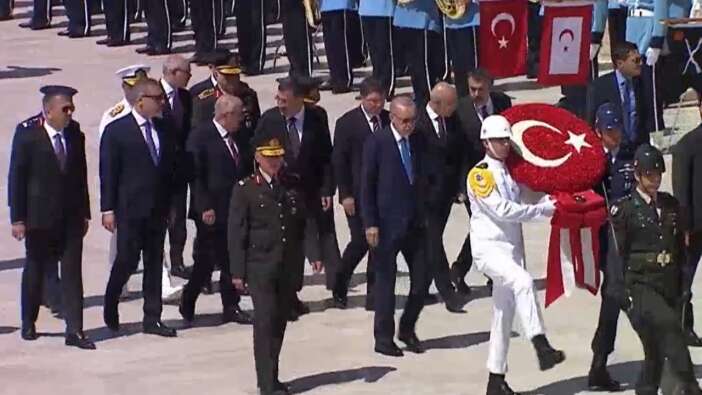 YAŞ toplantısı öncesi Cumhurbaşkanı Erdoğan'dan Anıtkabir'de önemli mesajlar: Bölgemizi kan deryasına çevirmek isteyenlere fırsat vermeyeceğiz