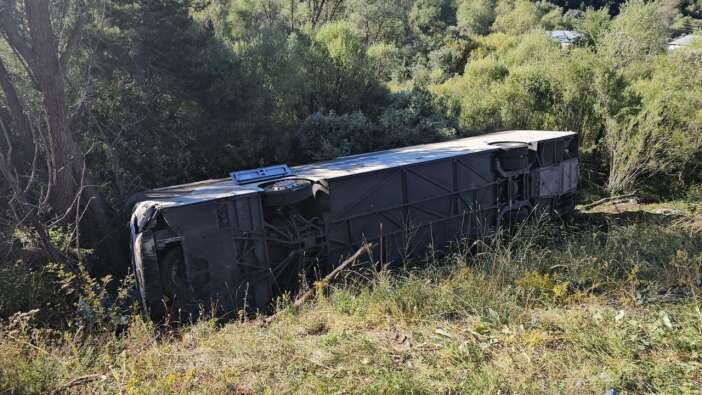 Erzincan'da yolcu otobüsü devrildi! 14 yaralı var...