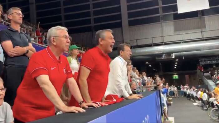 Paris'te birlik mesajı... Özgür Özel, Ekrem İmamoğlu ve Mansur Yavaş Filenin Sultanları'nı birlikte izledi!