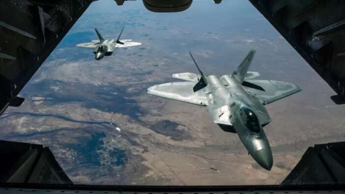 İsrail'in uşağı ABD, F-22 savaş uçaklarını Orta Doğu'ya konuşlandırdı!