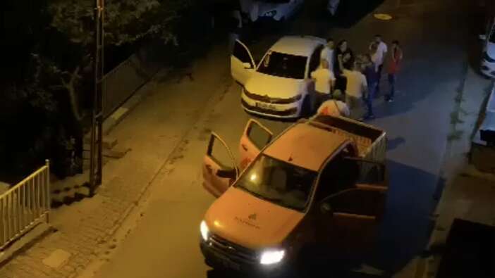 Ümraniye'de yol bakım aracıyla yol kesip, otomobil sürücüsünü darbettiler!