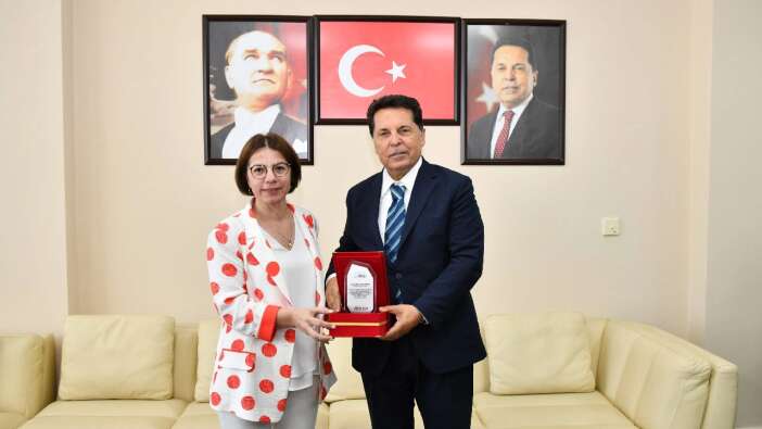 CHP'li Esenyurt Belediye Başkanı Ahmet Özer'den tepki çeken hareket: Atatürk'ün yanına kendi fotoğrafını astı!