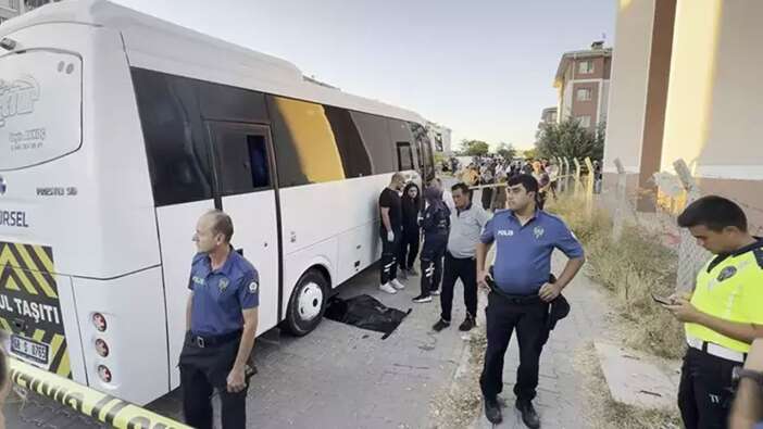 Aksaray'da korkunç kaza! Anneanne ve 2 yaşındaki torunu servis minibüsünün altında kaldı