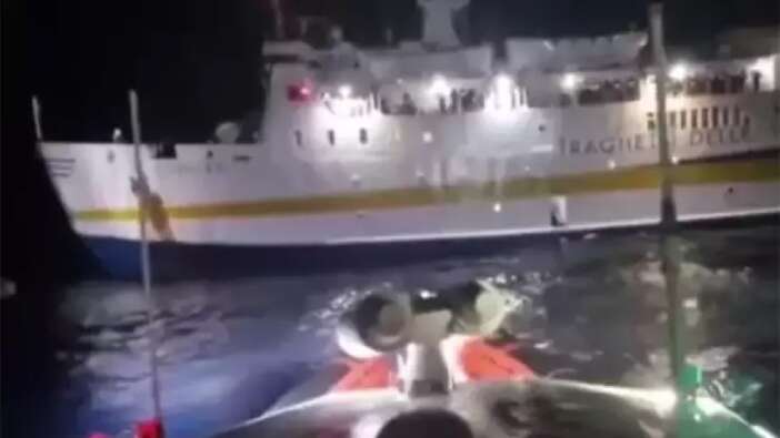 İtalya'da yangın çıkan bir feribottaki 274 kişi tahliye edildi...