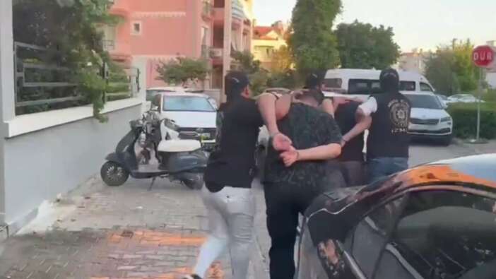Bakan Yerlikaya duyurdu! İzmir'de elebaşılığını Adnan Üstün’ün yaptığı organize suç örgütüne “KUYU-19” operasyonu! 15 şüpheli yakalandı