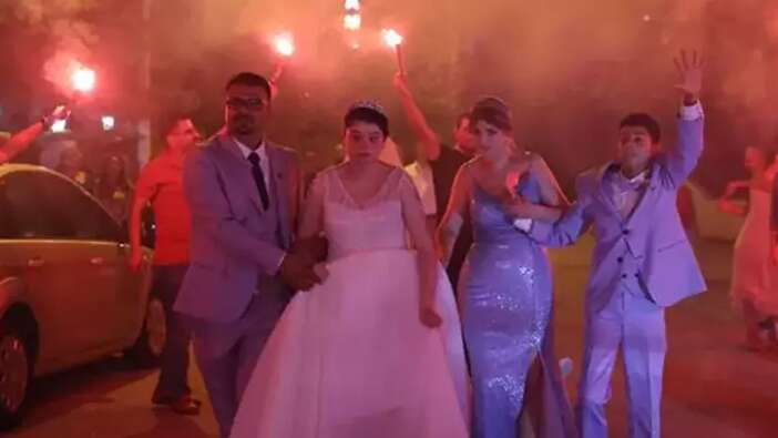 Mersin'de göz dolduran düğün! Gelini ailesi getirdi!
