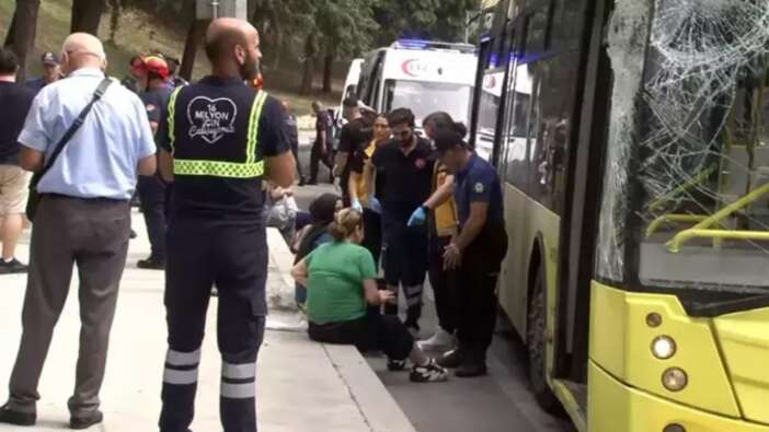 Bakırköy'deki sabıkalı üst geçitte korkunç bir kaza daha! TIR, otobüsün üzerine devrildi...