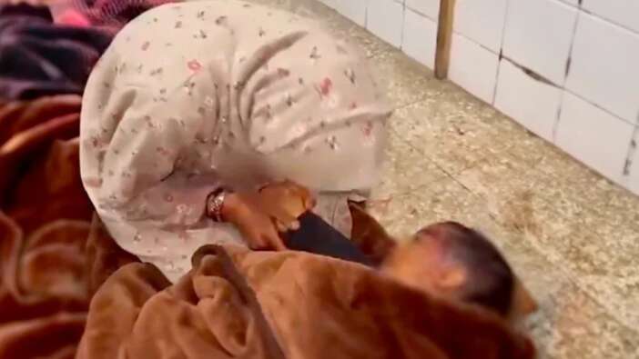 Yok böyle bir acı: Filistinli anne İsrail saldırısında ölen çocuğuna ninni ile veda etti!