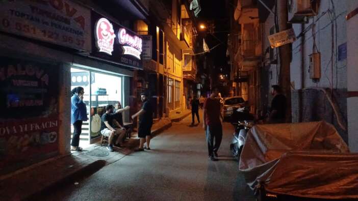 Bursa'da silahlı kavga çıktı kahvehanenin önünde oturan 3 kişi vuruldu