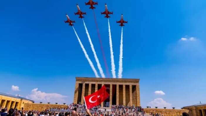 Türk Yıldızları'ndan Büyük Zafer'e özel Anıtkabir saygı uçuşu! İşte mest eden kareler...