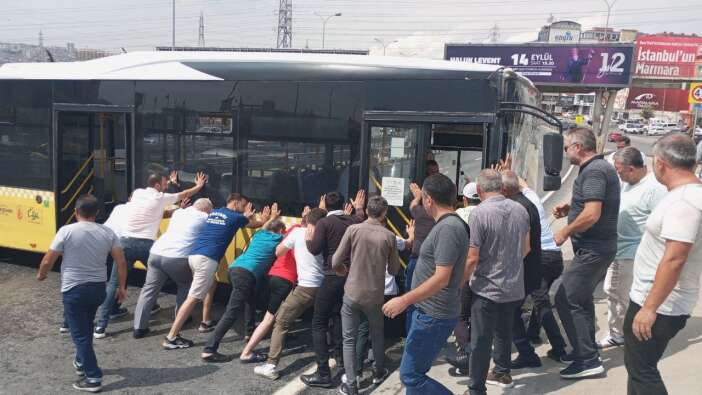 Direksiyon hakimiyetini kaybeden İETT şoförü E5'in ortasında kaza yaptı