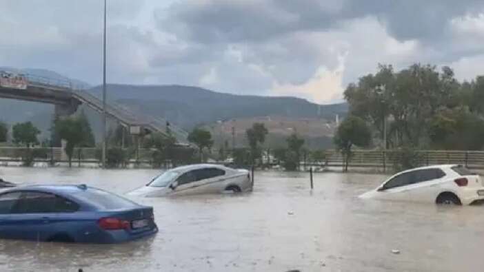 Karabük'te sağanak hayatı felç etti