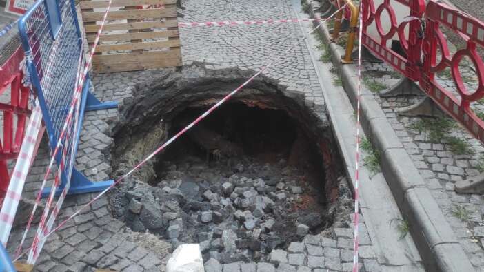 Beyoğlu Tomtom Mahallesi'nde yol çöktü, 3 metrelik göçük oluştu