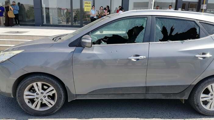 Kars'ta ilkokul müdürünün aracına silahlı saldırı