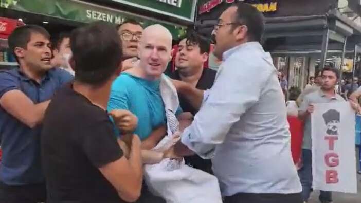 İzmir Limanı'na demirleyen Amerikan askerinin kafasına çuval geçirdiler