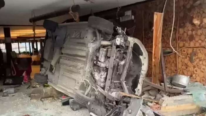 Arnavurköy'de korkunç kaza! Otomobil taklalar atarak restorana böyle girdi