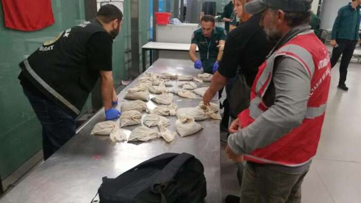 Gümrük Muhafaza ekibini şoke eden kaçakçı! Rusya'dan İstanbul'a 20 bin adet canlı sülük getirdi