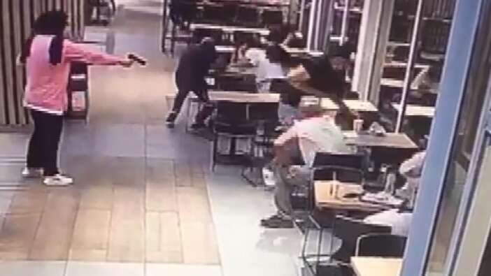 Aksaray’da dehşet görüntü: Bir anda silahını çıkardı ve mermi yağdırdı!