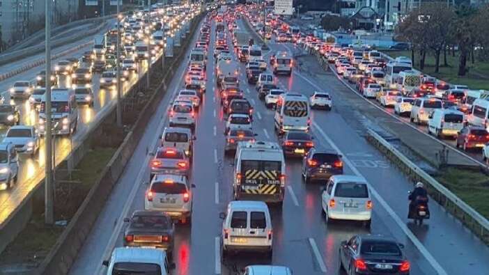 İstanbul trafiği yine yoğun! Akşam saatlerinde trafik yoğunluğu yüzde 90'a ulaştı...