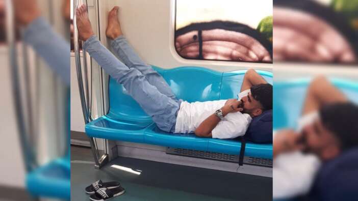 Marmaray'da bir şahıs terliklerini çıkarıp üç kişilik yere uzandı, keyif çattı