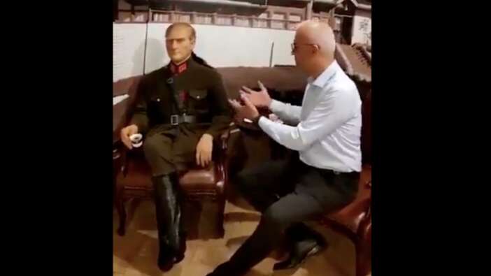 Atatürk'ün balmumu heykeliyle sohbet etti! Teğmenlere tepki gösterenleri şikayet etti...