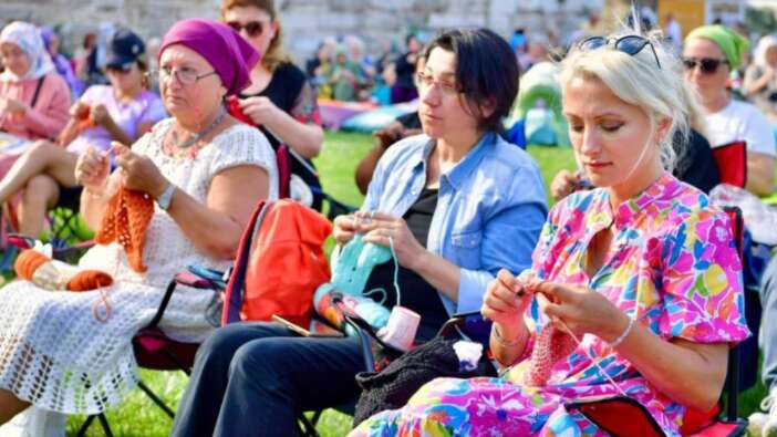 Yedikule Hisarı atmosferinde yüzlerce vatandaşın katıldığı örgü festivali düzenlendi