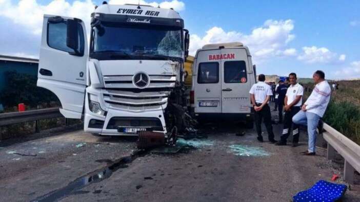 Adana'da feci kaza: TIR ile servis minibüsü çarpıştı! Ölü ve yaralılar var...