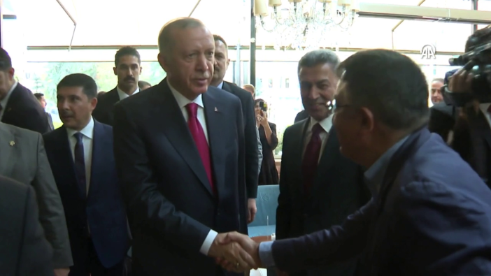 Cumhurbaşkanı Erdoğan pastanede vatandaşlarla sohbet etti