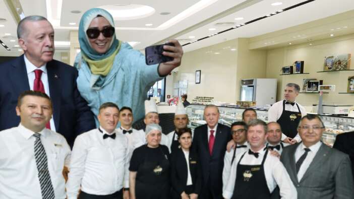 Cumhurbaşkanı Erdoğan'dan program sonrası pastane ziyareti