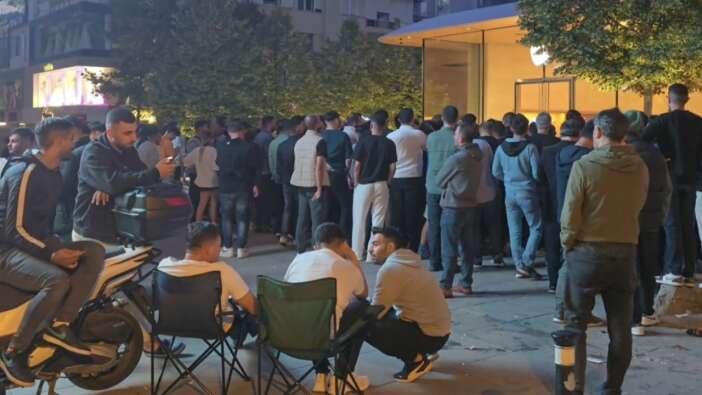 Iphone 16 serisi çıktı, meraklıları 120 bin TL'lik telefon için geceden kuyruğa girdi