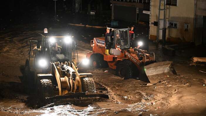 Trabzon Valisi Aziz Yıldırım taşkın bölgesinde açıklama yaptı!