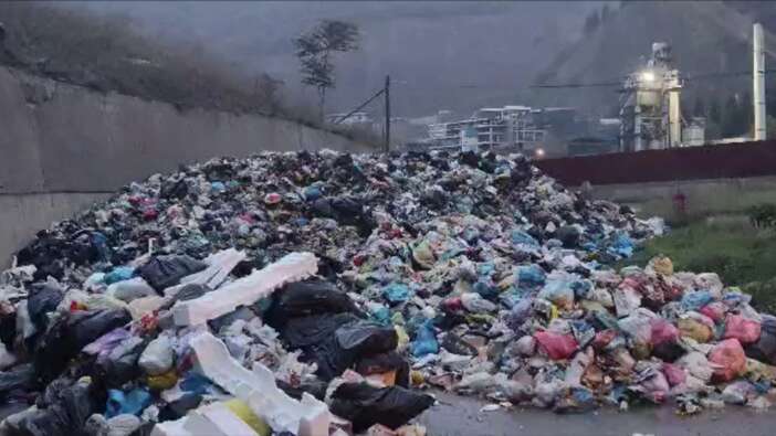 Ortahisar Belediyesi 150 ton çöpü yol kenarına döktü! Bakanlık müdahale etti: 2 milyon 598 bin TL ceza!
