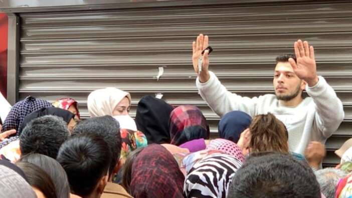Karaman'daki mağaza açılışı izdiham! Penceredeki teyze "Aç köpekler" diye bağırdı