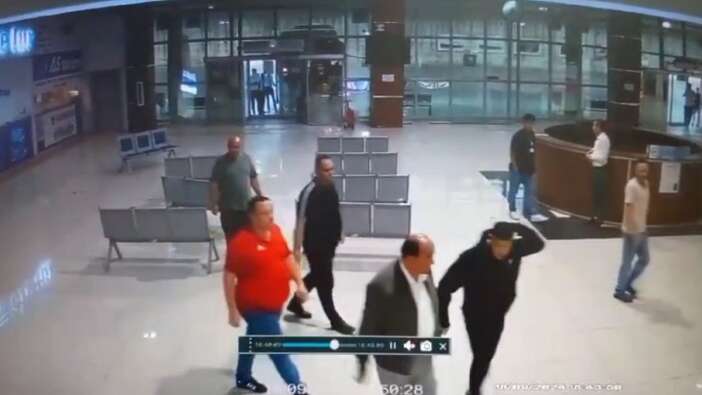 İYİ Partili belediye başkanı ve oğlu terminalde husumetlileriyle kavga etti; o anlar kamerada