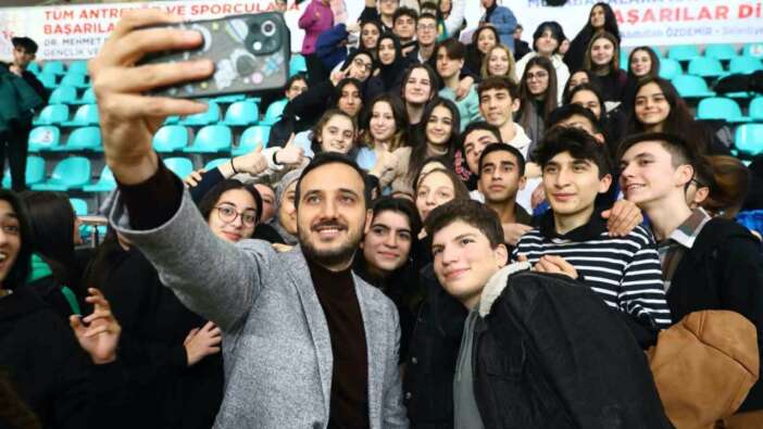 Bütün belediyelere örnek olsun! Bağcılar Belediyesi’nden üniversite öğrencilerine 10 bin TL başarı ödülü!