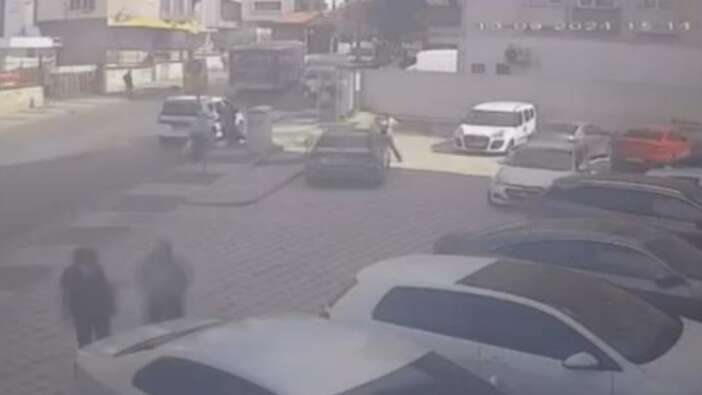 İstanbul'da gündüz vakti korku dolu anlar! Arabanın içine kurşun yağdırdı